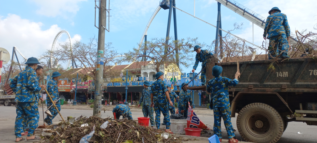 Trung đoàn 238 giúp người dân TP Hạ Long  khắc phục hậu quả bão số 3.