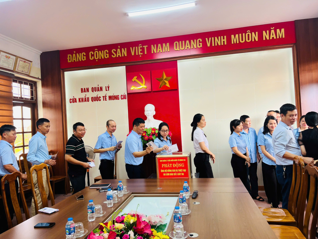 Cán bộ, viên chức, người lao động Ban quản lý Cửa khẩu Quốc tế Móng Cái đóng góp kinh phí ủng hộ đồng bào bị thiệt hại do bão số 3