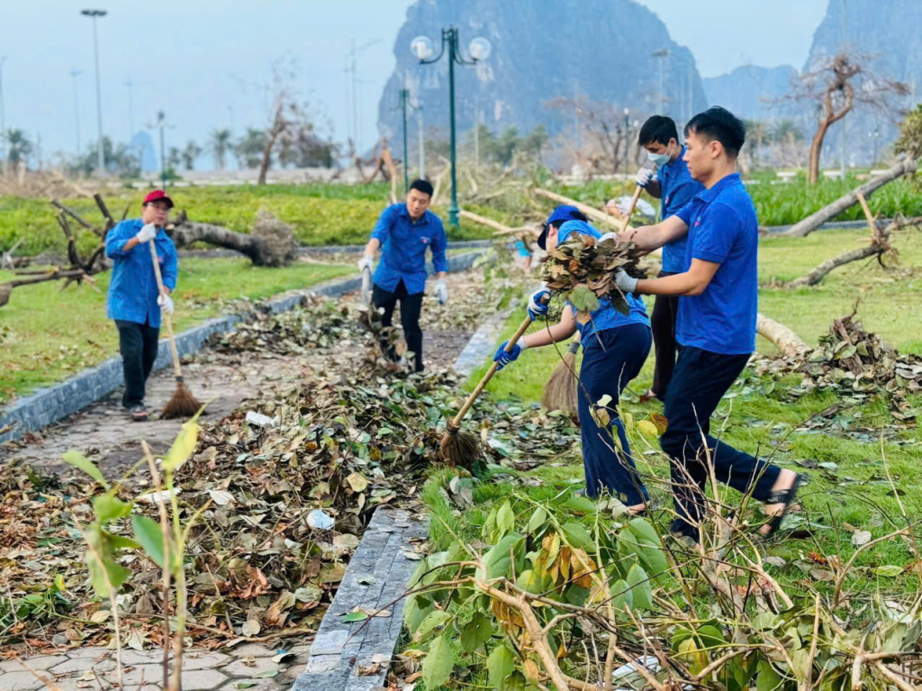 ĐVTN Đoàn Khối các cơ quan tỉnh dọn vệ sinh tại TP Hạ Long.