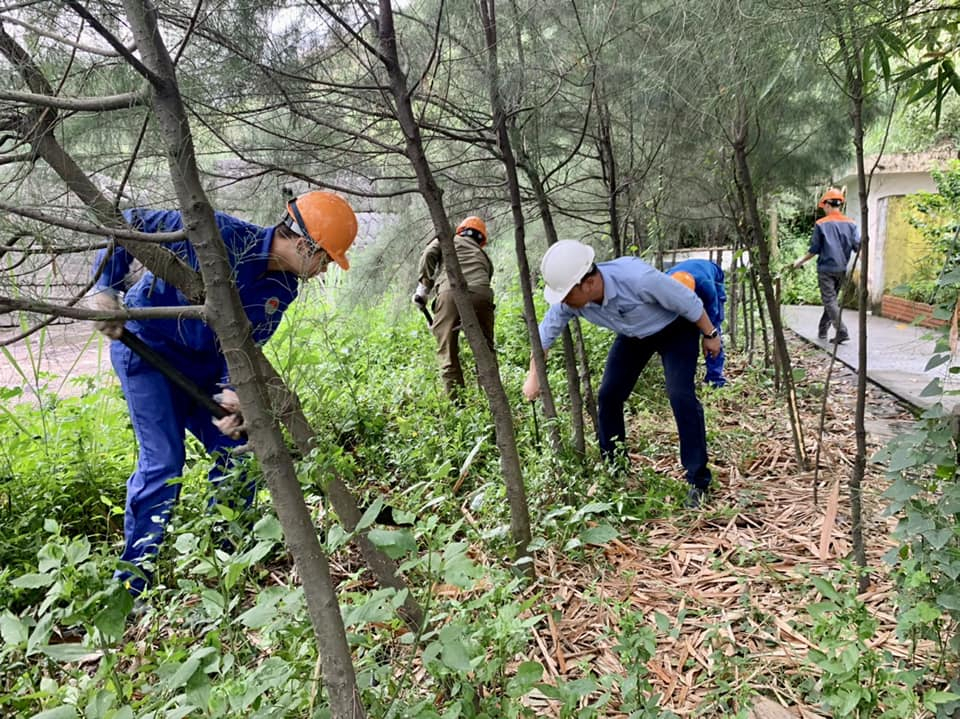 Công đoàn các đơn vị thường xuyên tổ chức dọn vệ sinh môi trường.
