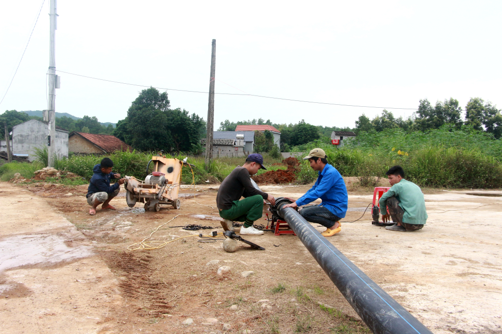 Thi công đường ống cấp nước sinh hoạt trên địa bàn xã Vô Ngại (huyện Bình Liêu) vào tháng 2-2024. Ảnh: Mạnh Trường