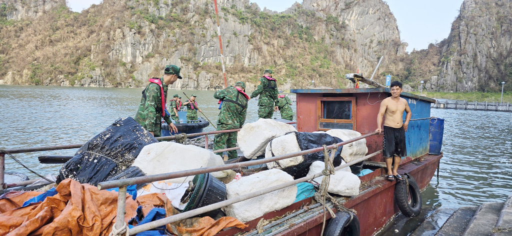 Sau nửa ngày ra quân, các lực lượng tình nguyện đã phối hợp thu gom được hàng tấn rác thải các loại.