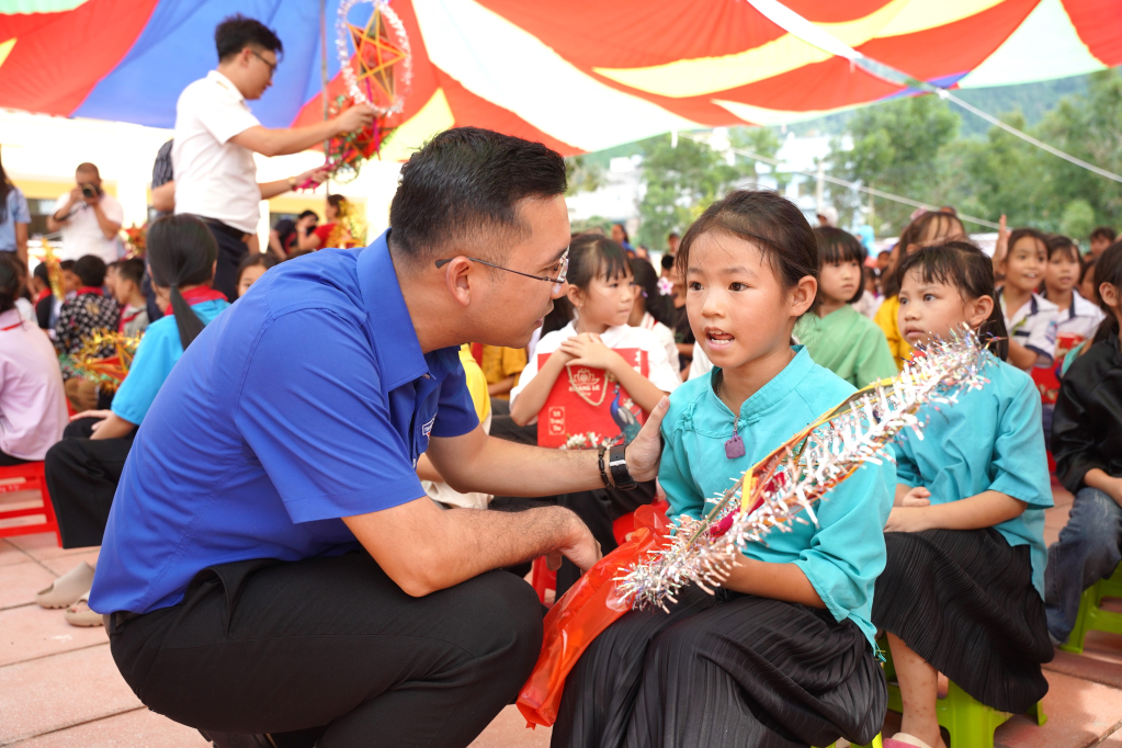 Những món quà ý nghĩa giúp các em học sinh vui Tết trung thu, ổn định cuộc sống sau bão, sẵn sàng quay lại trường học. 