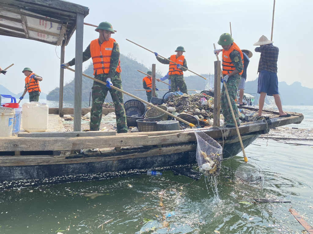 Lực lượng chức năng thu gom rác thải trên Vịnh Hạ Long. 