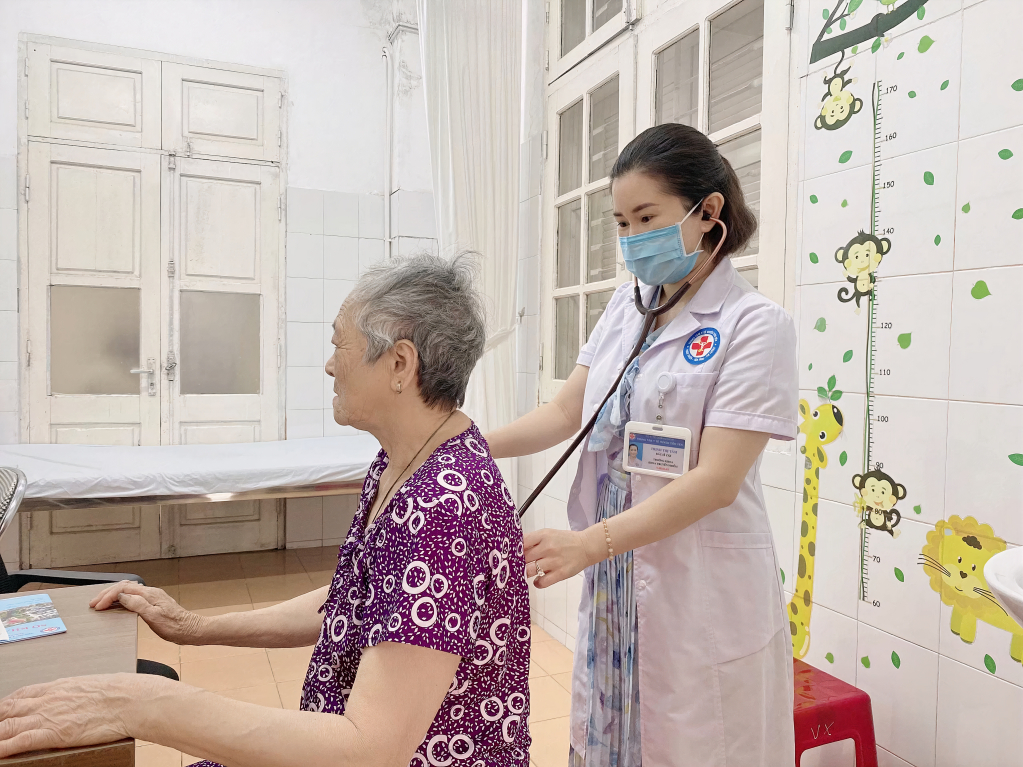 Chăm sóc sức khỏe cho người cao tuổi tại Trung tâm Y tế huyện Tiên Yên.