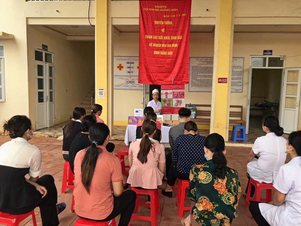 Hội KHHGĐ tỉnh truyền thông chăm sóc SKSS-KHHGĐ cho phụ nữ xã Quảng Lâm (huyện Đầm Hà).