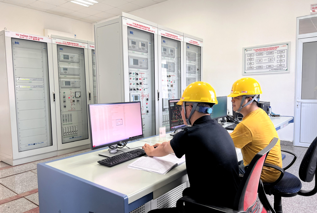 Công nhân KCN Hải Hà vận hành hệ thống lưới điện 110kV trong khu công nghiệp. Ảnh: Mạnh Trường