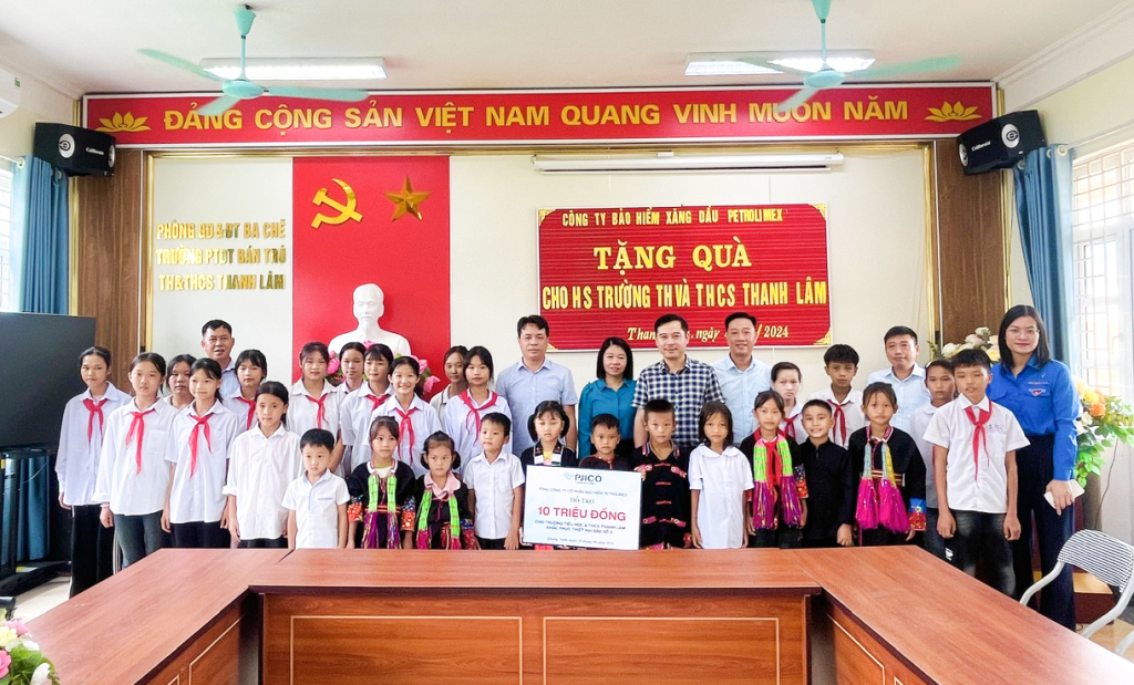 Đoàn công tác thăm và trao hỗ trợ 20 triệu đồng cho các trường học trên địa bàn xã Thanh Lâm bị ngập lụt do bão số 3 và mưa, lũ gây ra.