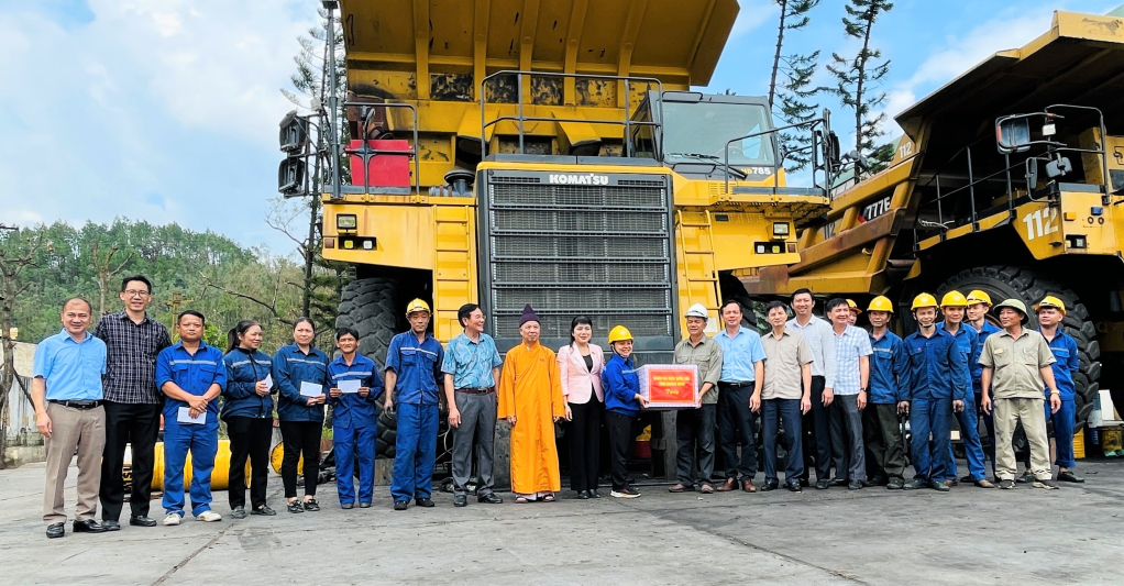 Đoàn ĐBQH tỉnh thăm, tặng quà động viên tập thể cán bộ công nhân viên Công ty CP Than Hà Tu - Vinacomin nhanh chóng ổn định sản xuất kinh doanh sau bão số 3.