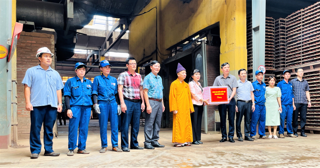 Đoàn công tác của Đoàn ĐBQH tỉnh thăm tặng quà, động viên tập thể cán bộ, công nhân viên, người lao động Công ty Cổ phần Viglecara Hạ Long.