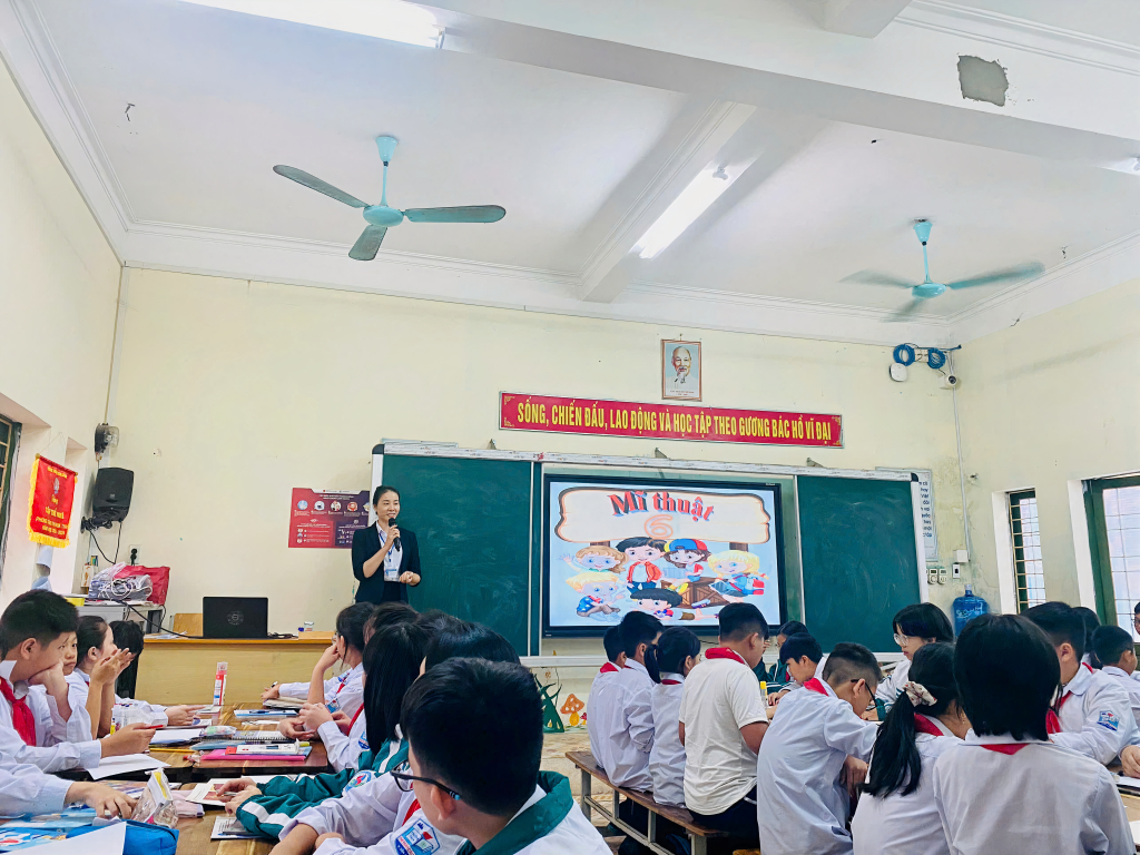 Giờ học tại phòng học thông minh của trường THCS Thị trấn Cái Rồng.
