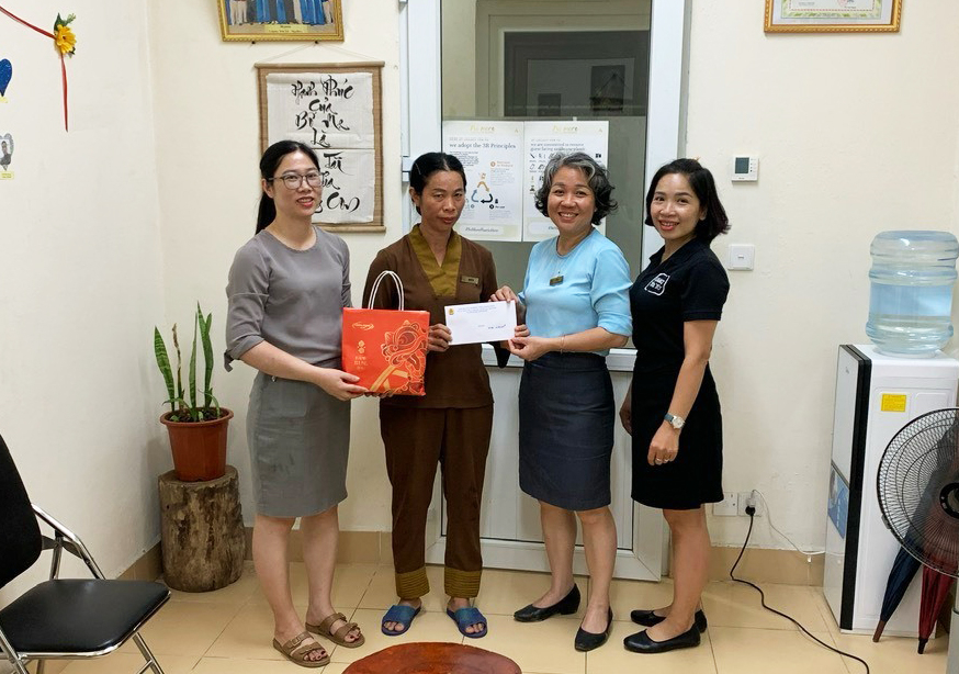 Cán bộ Công đoàn Công ty CP Phát triển Tùng Lâm tặng quà hỗ trợ đoàn viên công đoàn đơn vị bị thiệt hại do cơn bão số 3 gây ra.