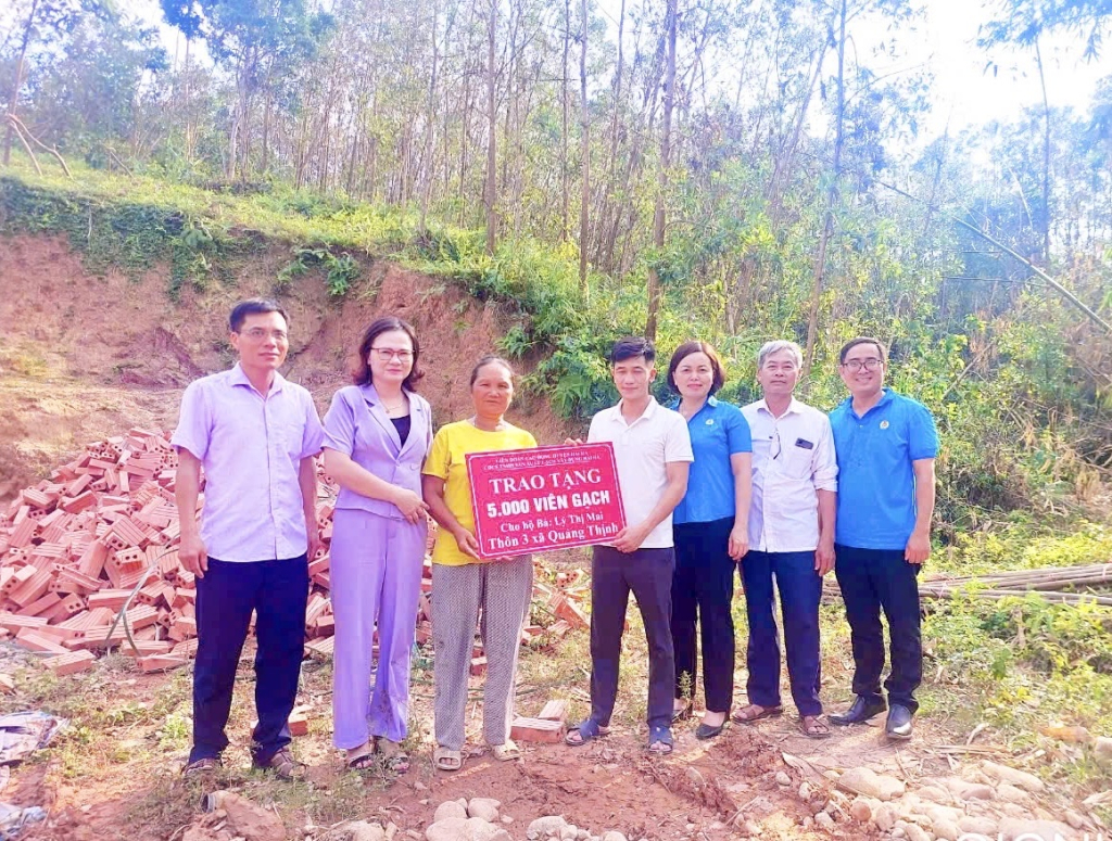 LĐLĐ huyện và Công đoàn công ty TNHH sản xuất gạch xây dựng Hải Hà đã trao tặng gạch xây dựng cho gia đình bà Lỷ Thị Mai- thôn 3 xã Quảng Thịnh để xây dựng nhà ở.