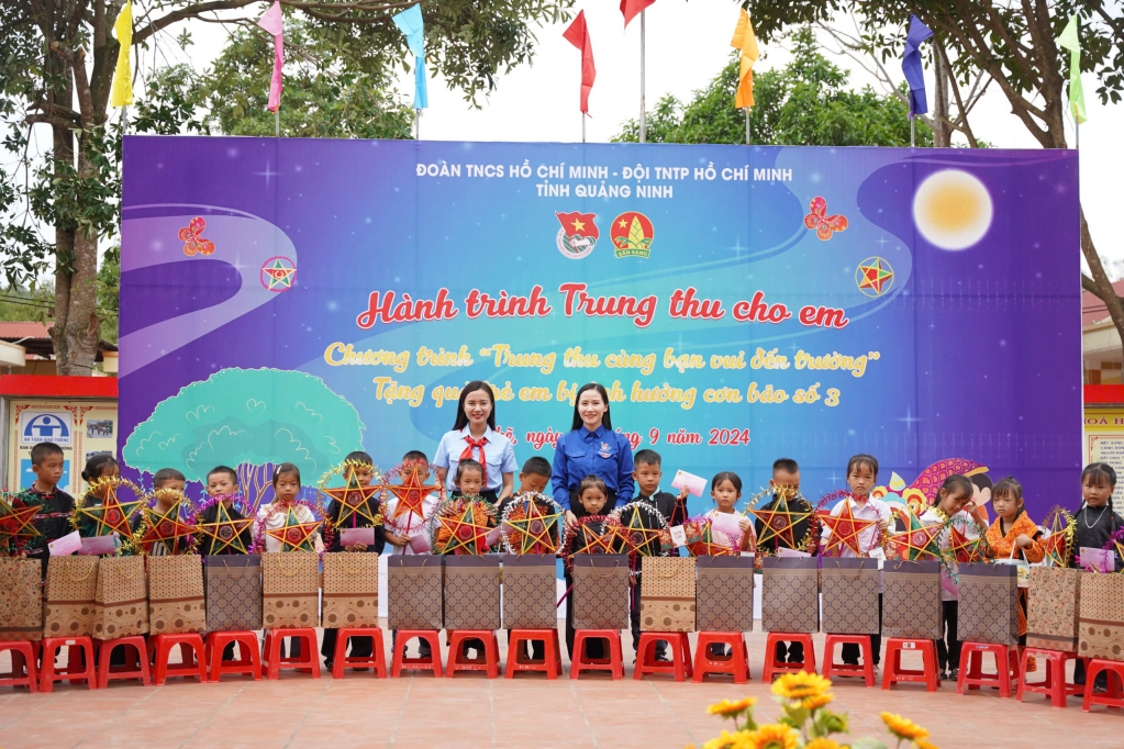 Tặng Ban Thường vụ Tỉnh đoàn - Hội đồng Đội tỉnh và các đơn vị tài trợ tặng 117 suất quà cho các em học sinh tại điểm trường Bắc Tập, Trường Tiểu học Đạp Thanh, huyện Ba Chẽ.