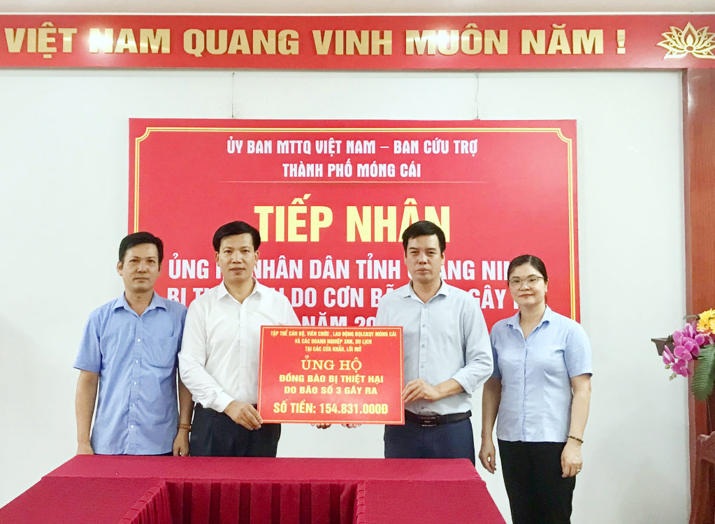 UB MTTQVN TP Móng Cái tiếp nhận kinh phí của các cơ quan, đơn vị, doanh nghiệp trên địa bàn.