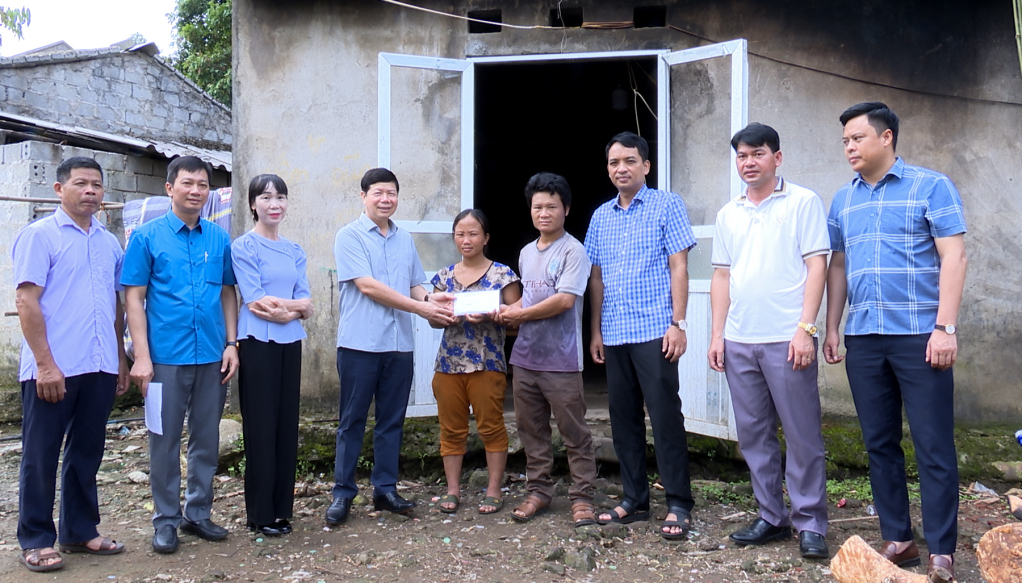 Đoàn công tác thăm hỏi, động viên và trao tiền hỗ trợ sửa chữa nhà ở cho các gia đình bị sập đổ và tốc mái hoàn toàn, hư hỏng nặng không ở được do cơn bão số 3.