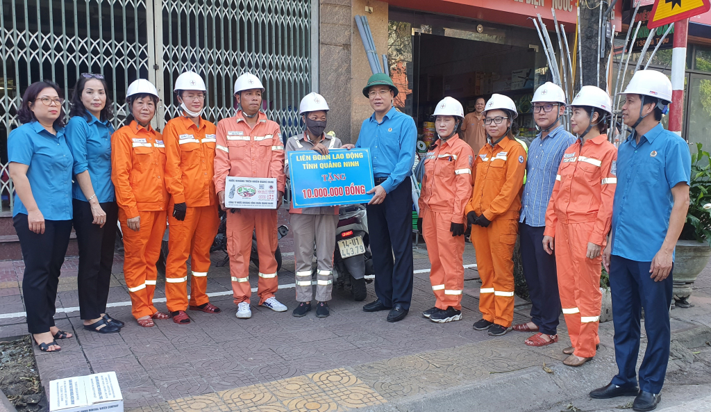 Đồng chí Tô Xuân Thao, Chủ tịch LĐLĐ tỉnh tặng quà, động viên các 