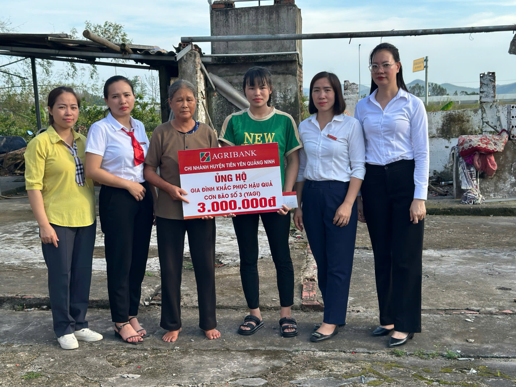 Agribank Chi nhánh Tiên Yên trích ủng hộ 50 triệu đồng cho các hộ dân trên địa bàn huyện khắc phục hậu quả sau bão số 3.