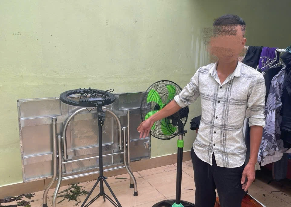 Đối tượng Lê Q.C. cùng tang vật cất giữ phòng trọ tại phường Hùng Thắng, TP Hạ Long.