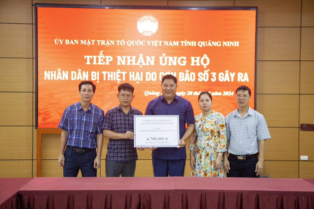 Chi cục An toàn vệ sinh thực phẩm trao tặng ủng hộ nhân dân bị thiệt hại do bão số 3