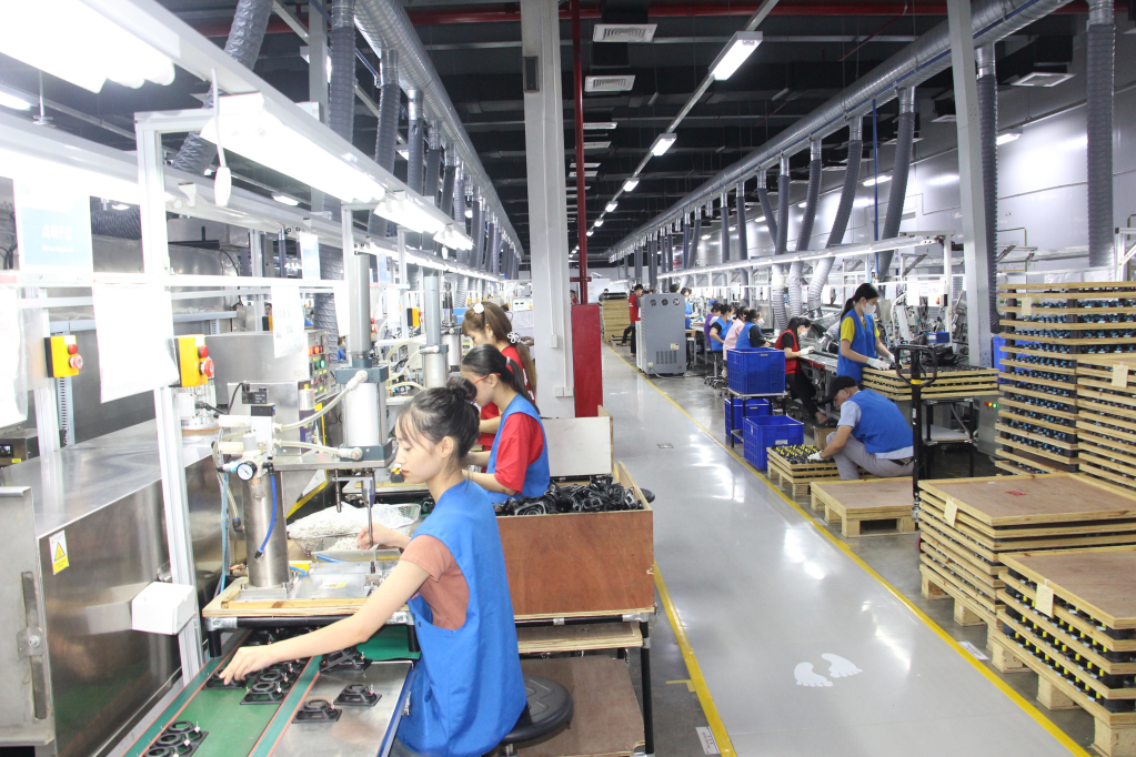 Sau bão, hơn 4.200 công nhân lao động của công ty đều có mặt tham gia vào các dây chuyền sản xuất với không khí lao động khẩn trương, để kịp hoàn thành sản phẩm cho các đơn hàng xuất khẩu.