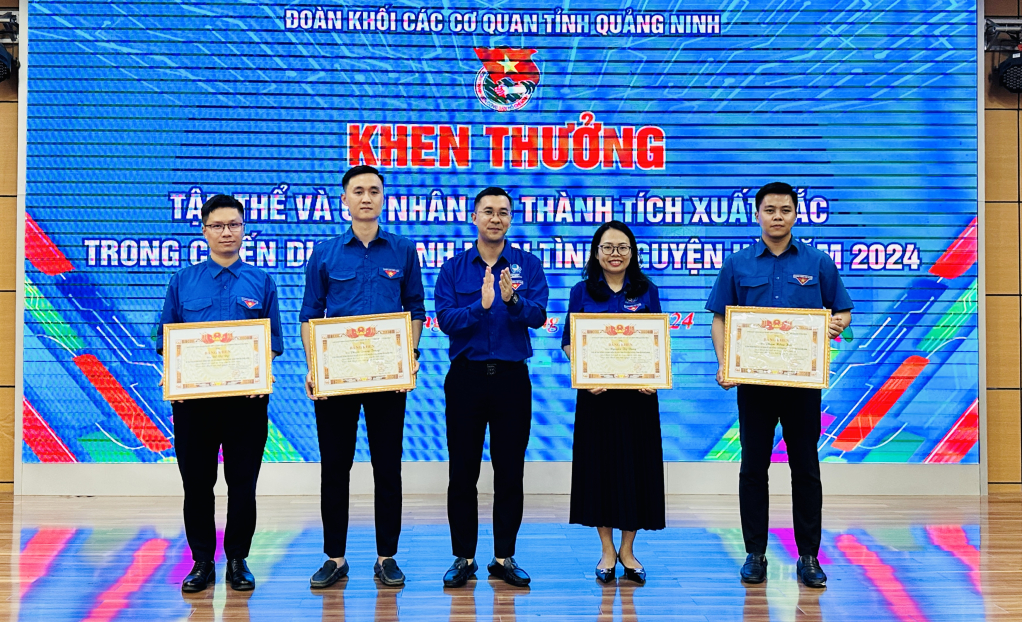 4 cá nhân được khen thưởng vì có thành tích xuất sắc trong Chiến dịch.