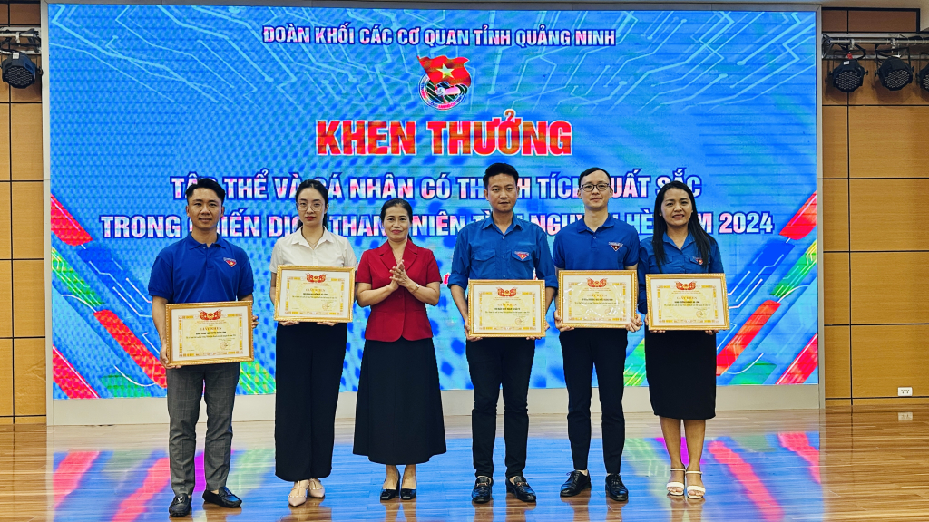 Đoàn Khối khen thưởng các Tập thể có thành tích xuất sắc trong Chiến dịch.