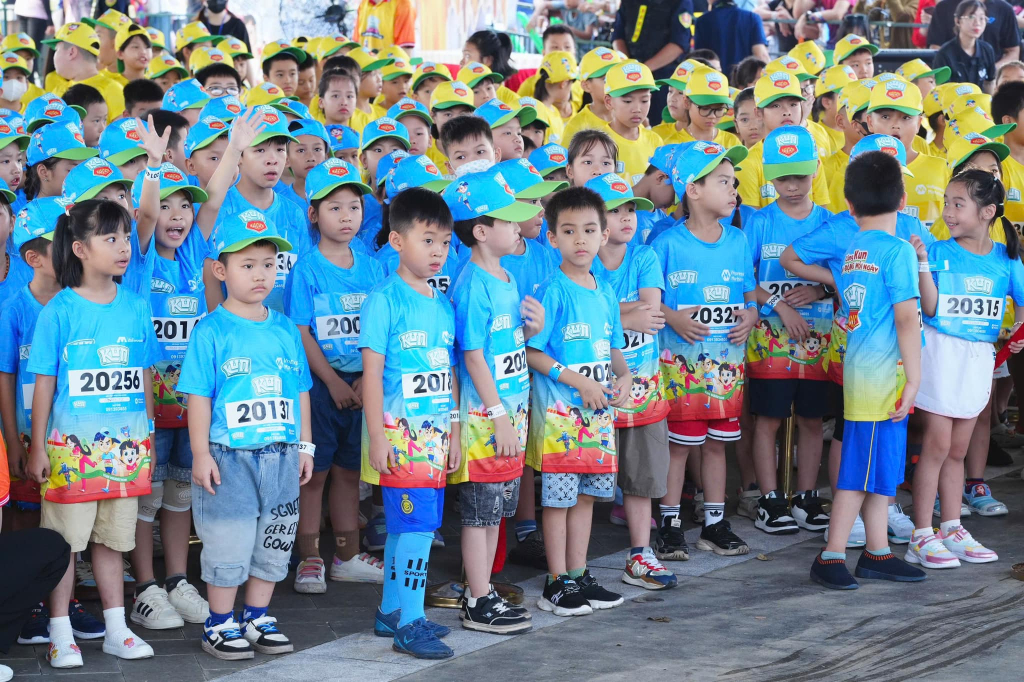 Runner nhí với nhiều màu áo rực rỡ thu hút sự chú ý nhiều khán giả