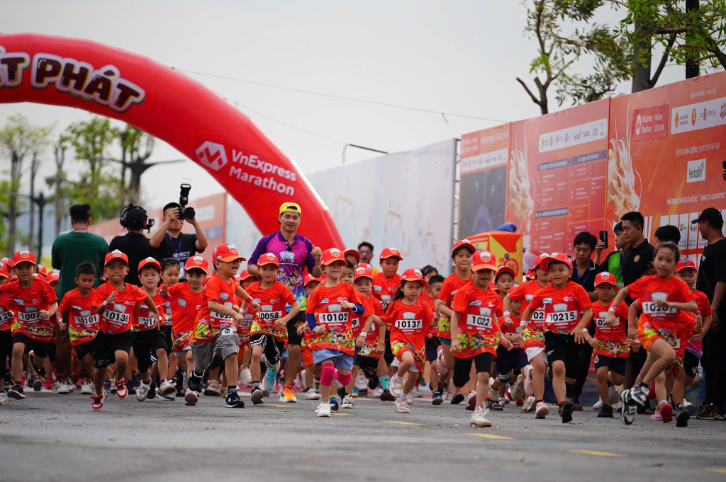 Giải chạy bộ Kun Marathon Hạ Long chính thức khởi động lúc 7 giờ 30 phút ngày 21.9