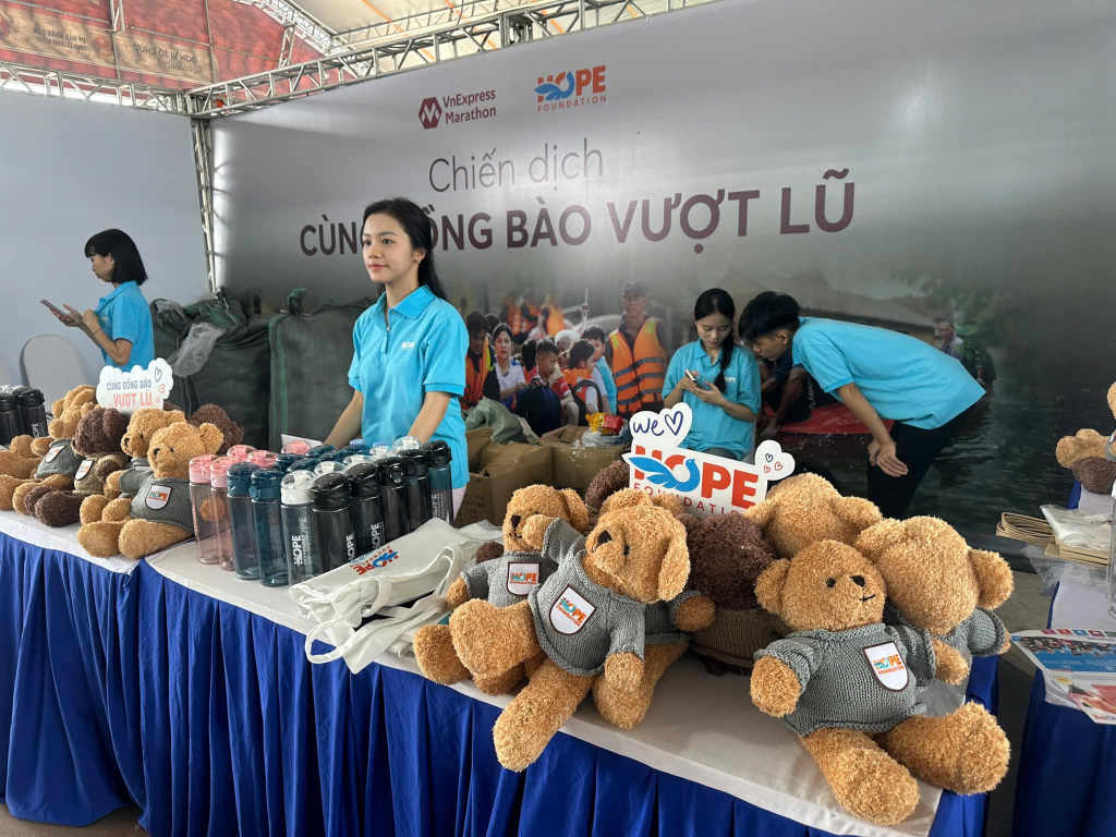 Các gian hàng bán vật phẩm gây quỹ dùng để hỗ trợ học tập cho trẻ em ở vùng khó khăn.