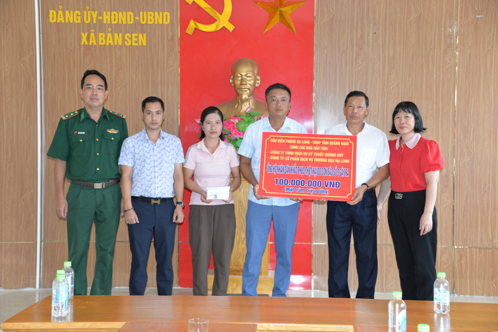 Đại diện lãnh đạo 2 doanh nghiệp trao kinh phí hỗ trỡ nhân dân xã Bản Sen (Vân Đồn khắc phục hậu quả cơn bão số 3).