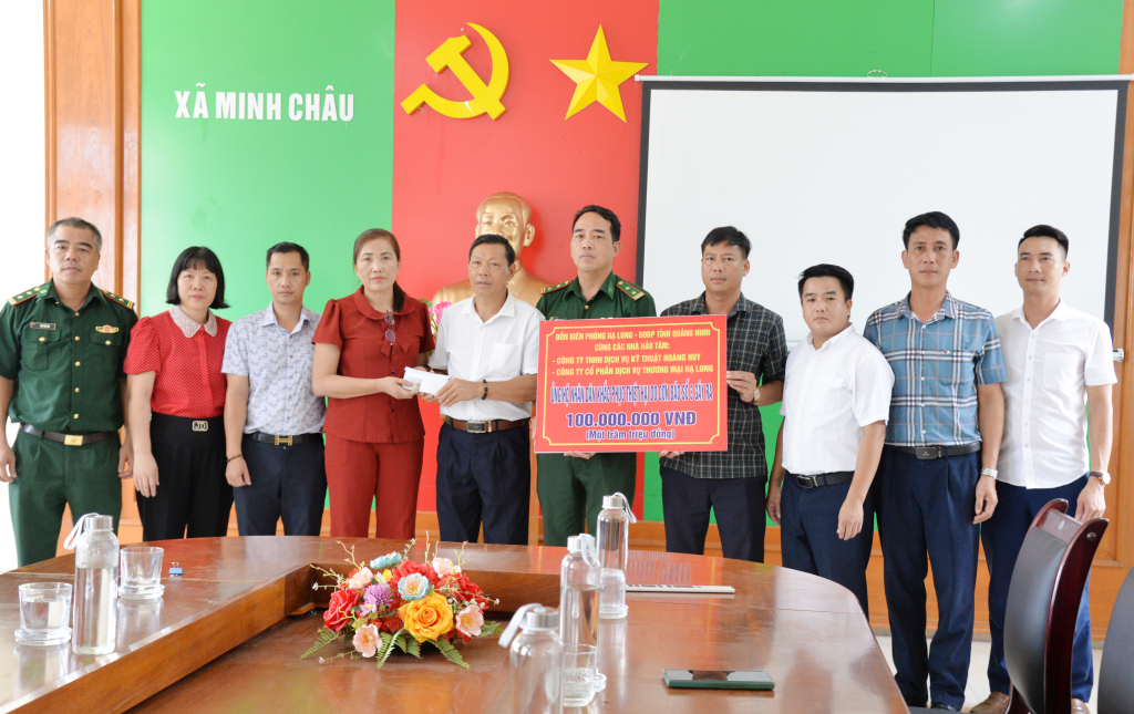 Lãnh đạo Đồn Biên phòng Hạ Long và 2 doanh nghiệp trao kinh phí hỗ trợ cho xã Minh Châu (Vân Đồn).