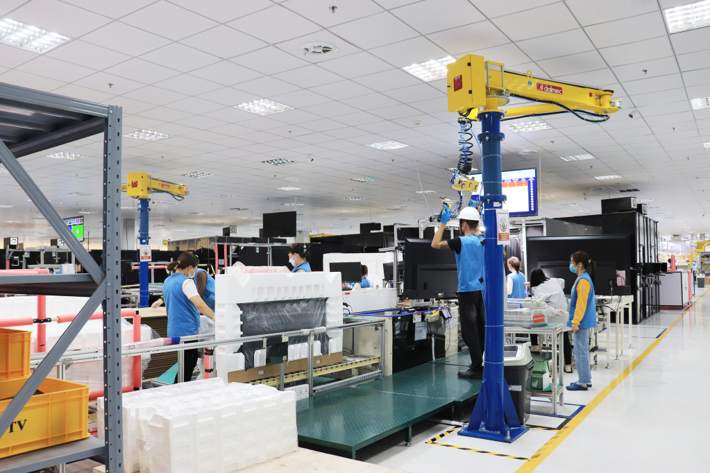Công nhân Công ty TNHH Competittion Team Technology Việt Nam (KCN Đông Mai, TX Quảng Yên) đóng gói sản phẩm. Ảnh: Hạ An
