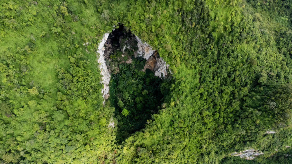 Canh Cao Sinkhole: a limestone giant hidden in the jungle