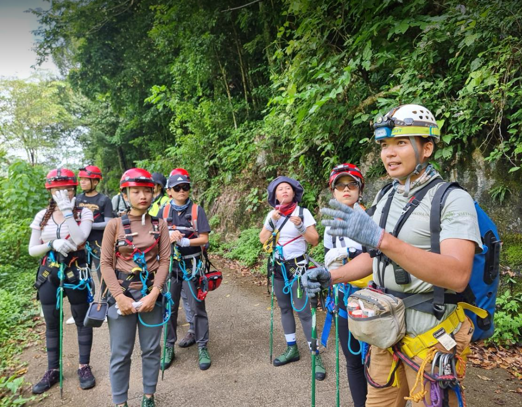 Canh Cao Sinkhole: a limestone giant hidden in the jungle