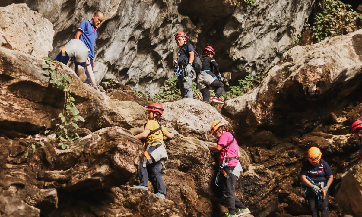 Canh Cao Sinkhole: a limestone giant hidden in the jungle