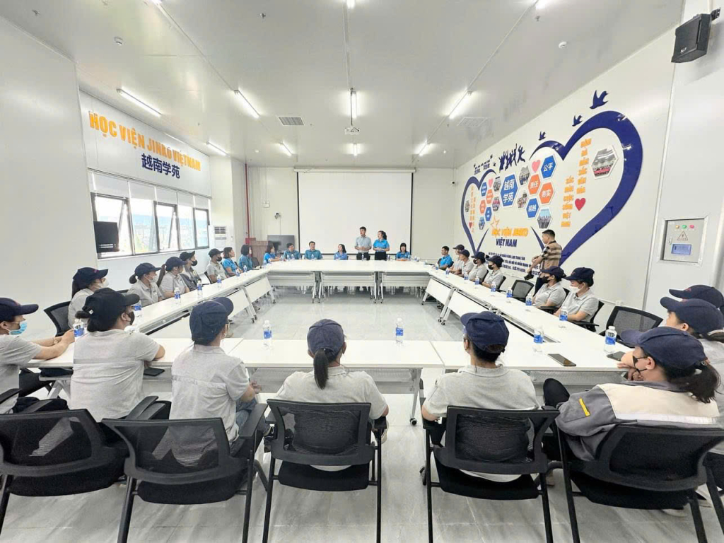 Lãnh đạo Tổng LĐLĐ Việt Nam và LĐLĐ tỉnh động viên người lao động khắc phục khó khăn, thi đua lao động sản xuất tại thị xã Quảng Yên sau bão số 3.