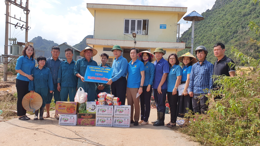 Các cán bộ LĐLĐ tỉnh, Công đoàn ngành Xây dựng kịp thời động viên tinh thần thi đua lao động của CNLĐ ngành nước khi đang khắc phục sự cố mất nước sau bão số 3.