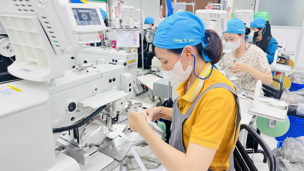 CNLĐ Công ty TNHH Dệt mayb Weili Việt Nam, KCN Việt Hưng tích cực thi đua lao động sản xuất.