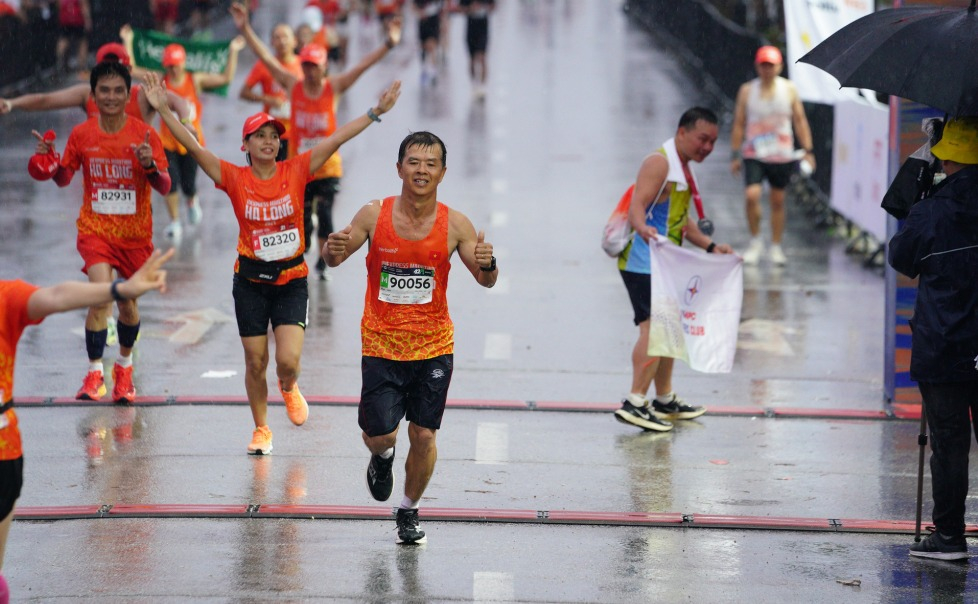 Runner Chung Quang Ngọc về đích thứ 2, cự lý Full Marathon 42km.
