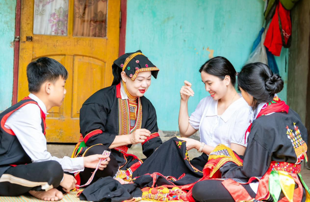 Dạy thêu trang phục truyền thống người Dao Thanh Phán cho thanh thiếu nhi tại xã Đồng Lâm. Ảnh: Nguyễn Dung.