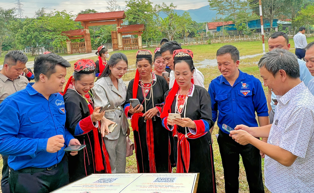 Đoàn Thanh niên xã Bằng Cả (TP Hạ Long)  tổ chức gắn mã QR - code công trình thanh niên “Ứng dụng công nghệ thông tin trong tuyên truyền, quảng bá Khu bảo tồn văn hoá người Dao Thanh Y