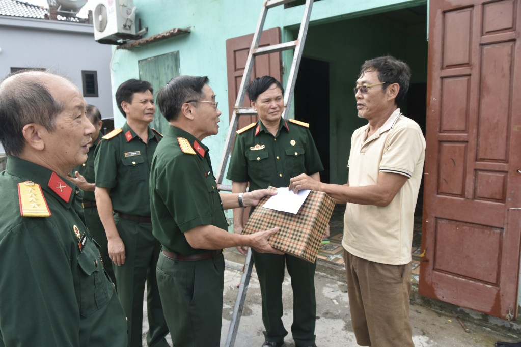 Chủ tịch Hội CCB tỉnh Đàm Huy Đắc thăm hỏi tặng quà cho CCB Lê Kim Trọng xã Hạ Long huyện Vân Đồn bị ảnh hưởng bão số 3.