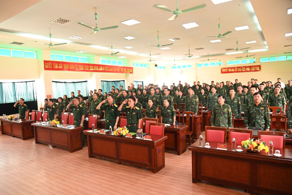 Các đại biểu, học viên thực hiện nghi thức chào cờ tại Lễ khai giảng.