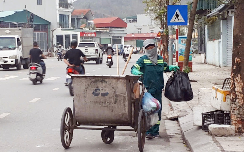 Chị Nguyễn Thị Thu, công nhân Tổ 5, Công ty CP Đầu tư và Phát triển MTĐT Quảng Ninh đang thu gom rác sinh hoạt tại khu 1, phường Hà Trung (TP Hạ Long).