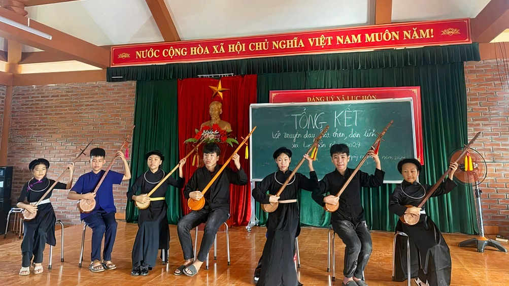 Lớp dạy hát then, đàn tính do Đoàn thanh niên xã Lục Hồn (huyện Bình Liêu) tổ chức.
