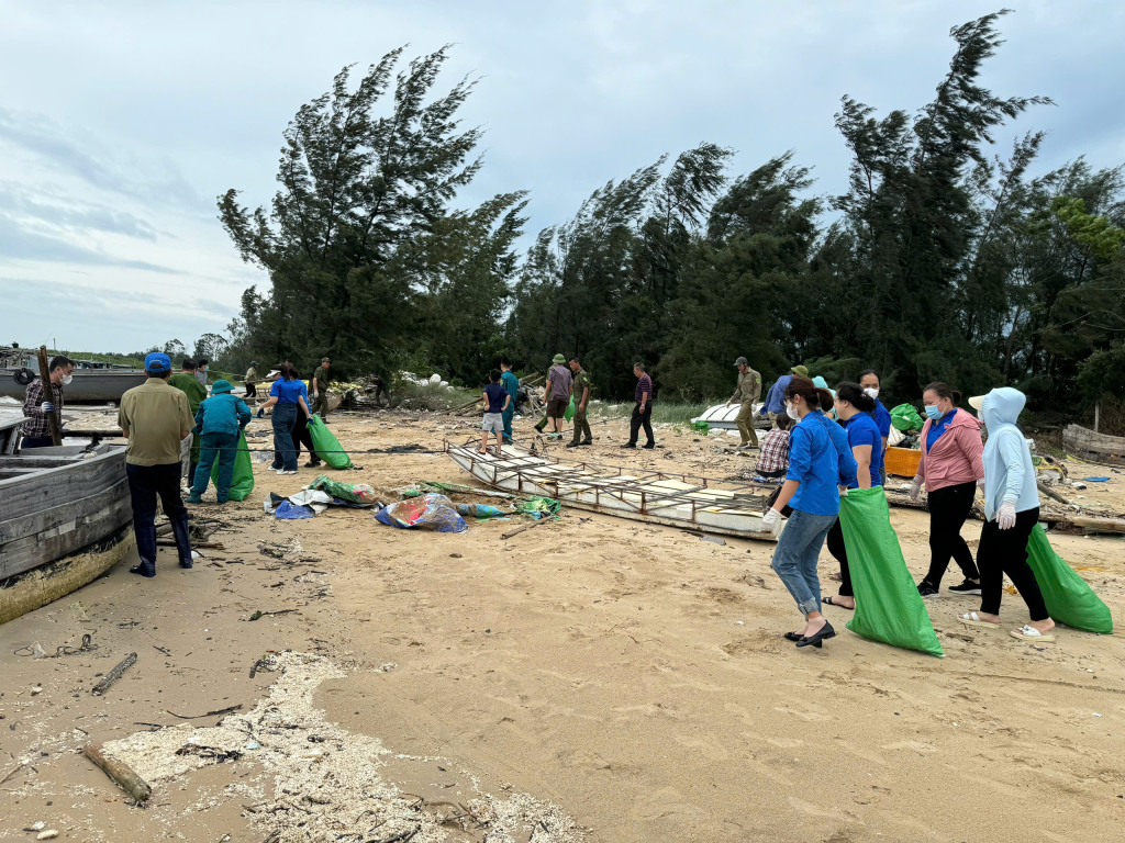 Các đơn vị chức năng và người dân Móng Cái chung tay làm sạch bờ biển Trà Cổ. 