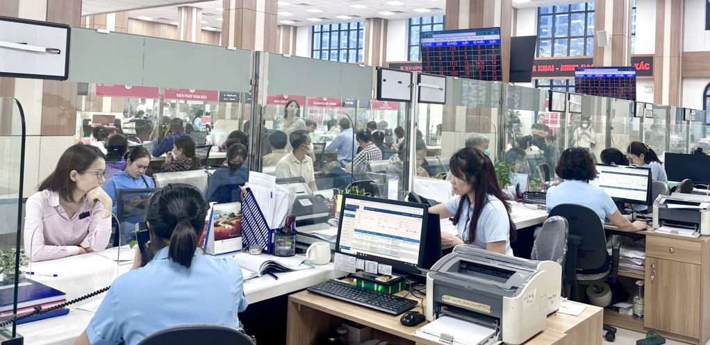 Cán bộ BHXH tỉnh giải quyết hồ sơ, thủ tục hành chính về BHXH, BHYT cho người dân tại Trung tâm Hành chính công TP Hạ Long.
