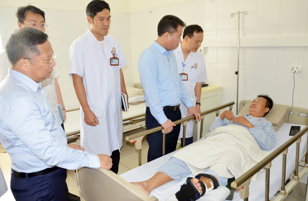 Lãnh đạo BHXH Việt Nam thăm hỏi bệnh nhân tai nạn lao động trong giai đoạn bão số 3 đang điều trị tại Trung tâm Y tế TX Đông Triều.