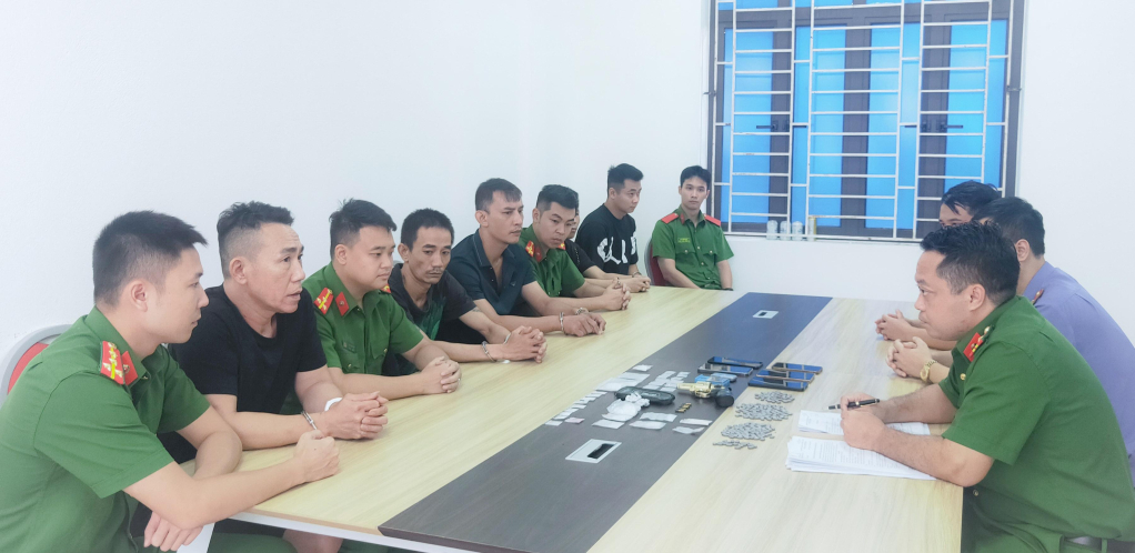 Cơ quan CSĐT Ba Chẽ khai thác các đối tượng bị bắt giữ trong vụ án.
